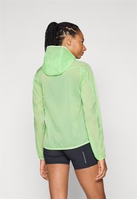 HOKA SKYFLOW JACKET - Vindjakke - tart apple