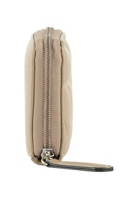 Portafoglio con zip in beige, con un lato in tessuto testurizzato e una finitura in pelle liscia, caratterizzato da un profilo slim e dettagli in metallo nero.