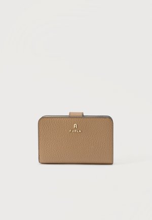 Petit portefeuille en cuir grainé beige clair avec une fermeture pression et un logo Furla doré sur le devant, sur fond blanc uni.