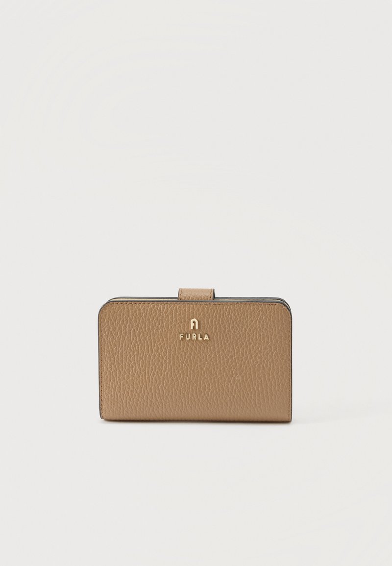 Petit portefeuille en cuir grainé beige clair avec une fermeture pression et un logo Furla doré sur le devant, sur fond blanc uni.