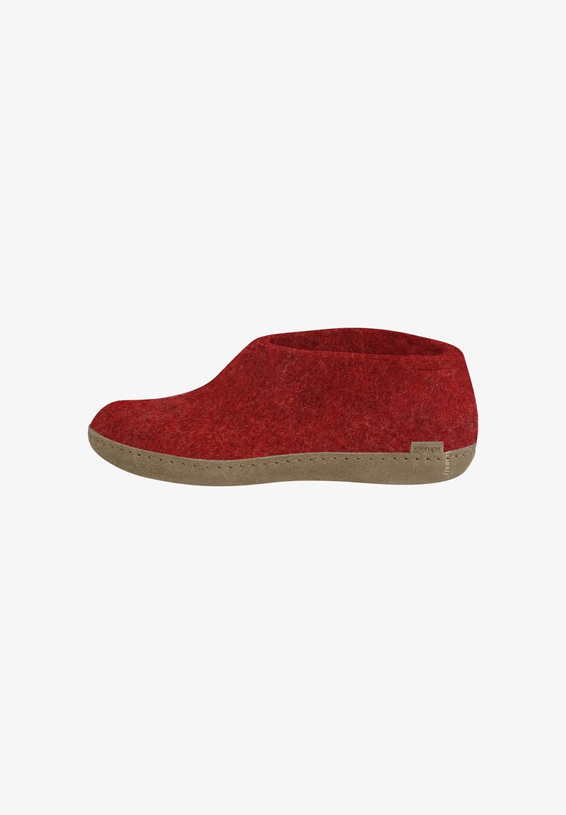 Chausson en feutre rouge à enfiler, cheville basse, semelle beige, avec petite étiquette sur le côté, fond blanc.