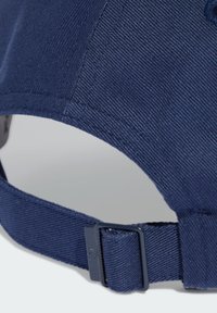 Cappello in tessuto blu con un design testurizzato, cinturino regolabile con fibbia in plastica e bordi cuciti. Dimostra resistenza e funzionalità.