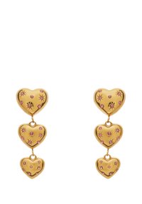 Pendientes en forma de corazón dorado con tres corazones conectados. Cada corazón presenta piedras preciosas rosas y diseños decorativos en forma de explosión estelar.
