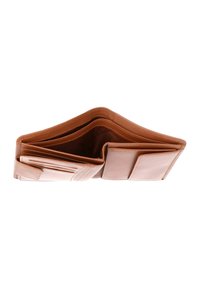Portefeuille marron en cuir bifold ouvert, montrant plusieurs emplacements pour cartes et une pochette à pièces, sur fond blanc.
