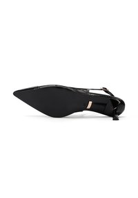 Scarpa nera con tacco alto, punta affusolata, design elegante e texture in vernice lucida, dotata di una sottile cinghia alla caviglia e un piccolo fiocco decorativo.