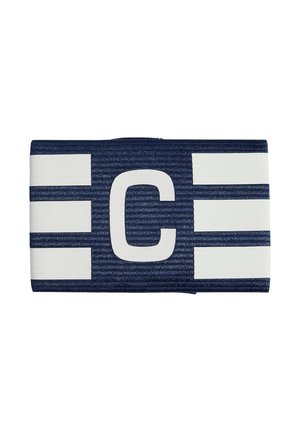 Marineblaues Kapitänsbinde mit weißem Buchstaben „C“ in der Mitte und drei weißen horizontalen Streifen auf jeder Seite.