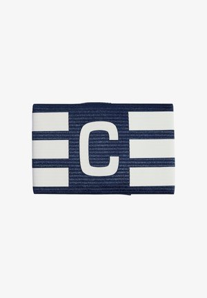 Námornícka modrá kapitánska páska na ruku so stredovým bielym písmenom „C“ a tromi bielymi vodorovnými pruhmi po každej strane.