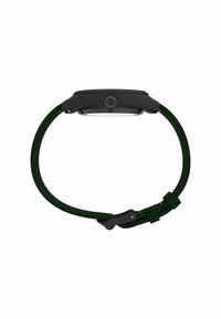 Ceas de mână negru cu brățară țesută de culoare verde închis, văzut din lateral, arătând coroana și sistemul de închidere pe un fundal alb.