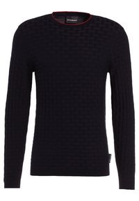 Pull en tricot noir à manches longues avec une texture tissée subtile et une finition rouge autour de l'encolure ras du cou.