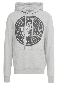 Sudadera con capucha gris que presenta un gráfico circular de un personaje con una guitarra acústica, junto con texto, cordones y un bolsillo frontal.