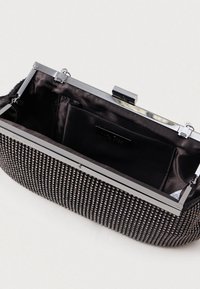 Fekete clutch táska texturált fémborítással, apró gyöngyökkel, ezüst színű hardverrel és sima satin béléssel.