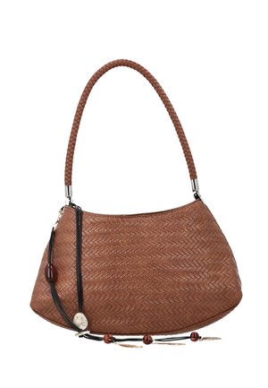 Brązowa pleciona skórzana torba na ramię z plecioną rączką, ozdobiona czarnymi sznurkami i drewnianymi koralikami wiszącymi po boku.