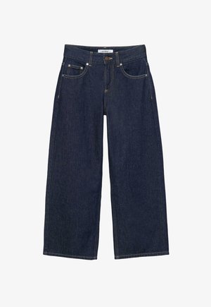 Jean denim bleu foncé à jambes larges avec poches devant, passants pour ceinture, fermeture à boutons et surpiqûres contrastantes.