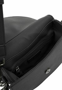 Borsa a mano in pelle nera con superficie textured, tasca interna con zip e chiusura a scatto magnetico. Include tracolla regolabile.