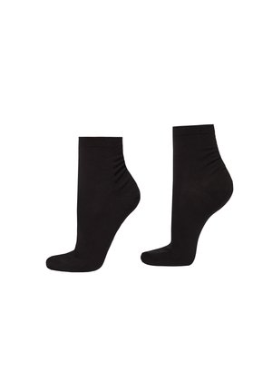 Paire de chaussettes noires montantes, vues de côté sur un fond blanc.