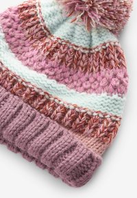 Gebreide beanie in pastelkleuren met een pompon, gestructureerde patronen in roze, lavendel en lichtblauw, met een geribde boord aan de onderkant.