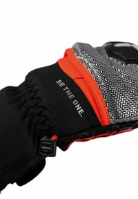 Schwarze Winterhandschuhe mit strukturierten silbernen und roten Akzenten, ausgestattet mit einem Zugriemen, elastischem Bündchen und dem Aufdruck "SEI DER, DER" am Handgelenk.