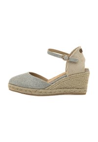Espadrillas con tacco a cuneo in tessuto grigio scintillante, suola in juta intrecciata e cinturino alla caviglia con motivo a scacchi e fibbia laterale.