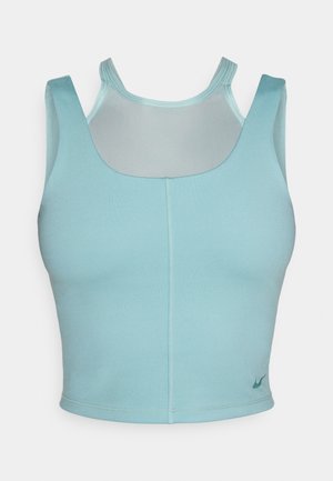 Top corto atlético color azul claro con escote redondeado, tirantes anchos y un panel de malla en la parte trasera; cuenta con un pequeño logo en el dobladillo.