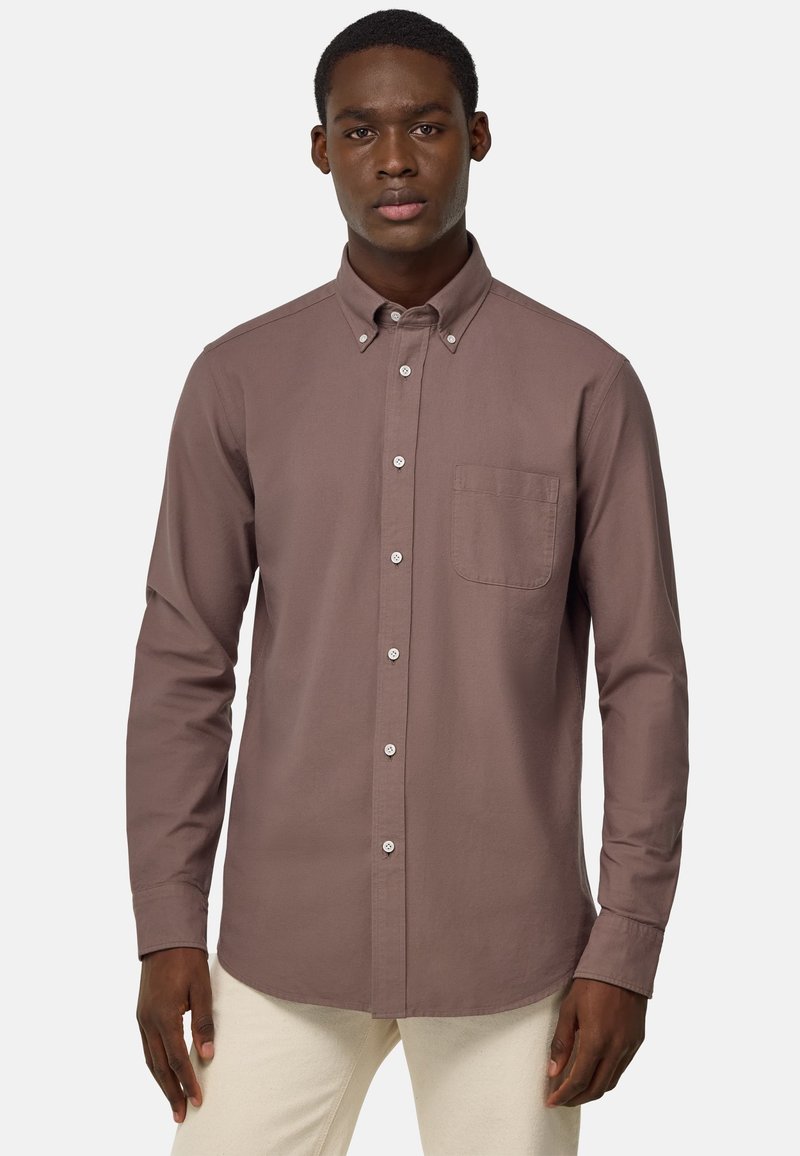 Camicia marrone a maniche lunghe con bottoni, colletto a punta, taschino sul petto e bottoni bianchi, realizzata in un tessuto liscio.