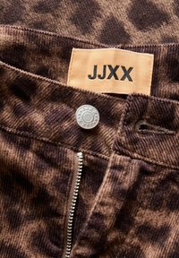Hnědé kordové kalhoty s leopardím vzorem, se stříbrným zipem, zapínáním na knoflík a štítkem s nápisem "JJXX".