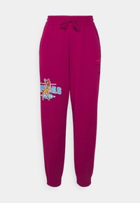 Mörkrosa joggerbyxor med elastisk midja och muddar, med en tecknad rådjur och blå text på vänster lår.