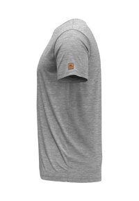 T-shirt grigio a maniche corte con un tessuto morbido e testurizzato. Presenta un piccolo etichetta in pelle sulla manica sinistra e un design dalla vestibilità rilassata.