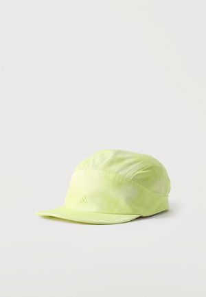 Gorra de tela de malla verde claro con una visera corta y plana, corona ligeramente curvada y un logotipo sutil en el centro delantero.