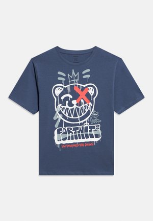 Marineblå T-skjorte med graffiti-stil bjørneansikt, rødt X over det ene øyet, krone over, og teksten "FORTNITE" og "YOU DROPPED THIS CROWN" under.