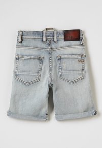 Pantaloni shorts in denim azzurro chiaro con un lavaggio sbiadito, orli arrotolati, due tasche posteriori e etichetta in pelle LTB in vita.