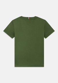 Λαδί βαμβακερό t-shirt με κοντά μανίκια, κλασική στρογγυλή λαιμόκοψη και λεπτομέρεια σε σχήμα V στο πίσω μέρος. Λείο υφή, απλός σχεδιασμός.