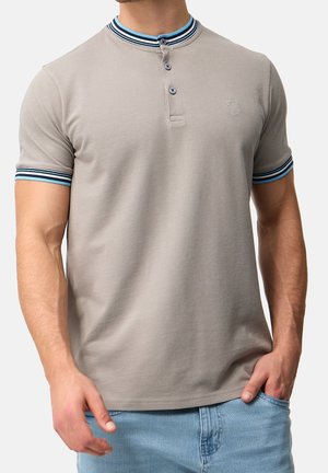 Graues Poloshirt mit knöpfbarem Kragen, blau-weißen gestreiften Akzenten an Kragen und Ärmeln, aus einem strukturierten Baumwollmix gefertigt.