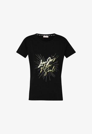T-shirt in cotone nero con maniche corte, caratterizzato da un design grafico giallo e bianco con il testo "LiuJo's glam Soul" e luccichii decorativi.
