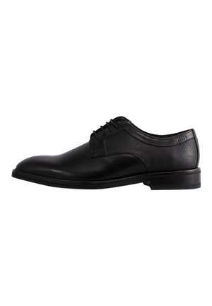Zapato de vestir negro de cuero con un acabado suave, que presenta un acento de malla en el lateral, puntera redonda y diseño con cordones.