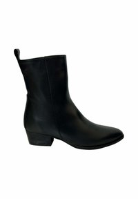 Botín de cuero negro hasta el tobillo con punta afilada, tacón cuadrado bajo y una tira en la parte posterior. Textura suave sin patrones visibles.