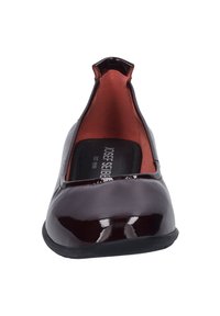 Burgunderfarbene Lackleder-Ballerinas mit einem tief ausgeschnittenen Design, runder Zehenpartie und rotem Innenfutter. Schwarze Gummisohle für besseren Halt.