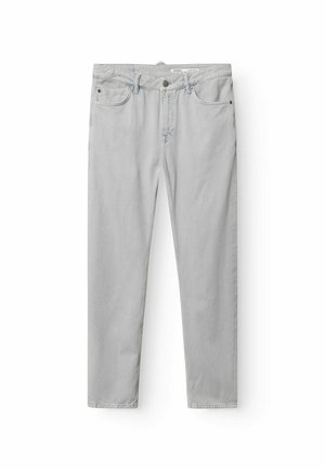 Világosszürke farmernadrág, puha vászonból készült, klasszikus ötlovas zsebbel, gombos és cipzáras záródással, egyenes szárú.