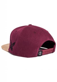 Bordeauxkleurige pet van een gestructureerde stof, met een gebogen bruine klep en zwart geborduurd logo; verstelbare riem met meerdere maatnotches.