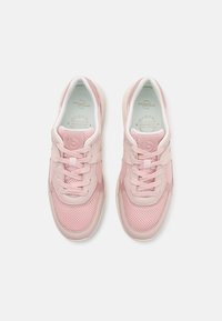 Baskets de sport roses en matériau synthétique et en mesh, avec un bout arrondi, un col rembourré et un système de laçage. Semelle douce avec des accents texturés.