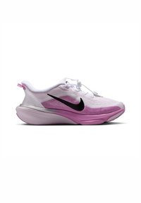 Λευκό και ροζ αθλητικό παπούτσι Nike με μαύρο λογότυπο swoosh, επάνω μέρος από δίχτυ και μαξιλαρωμένη σόλα, εμφανίζεται σε πλάγια όψη σε λευκό φόντο.