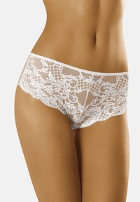 Witte kanten onderbroek met een bloemmotief, gemaakt van een zachte mesh stof en met gekartelde randen, ontworpen voor een getailleerde pasvorm.