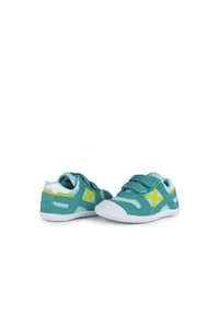 Zapatillas infantiles en color azul verdoso, confeccionadas en malla y ante, con suelas de goma blanca y acentos amarillos. Diseño con dos correas de gancho y bucle.
