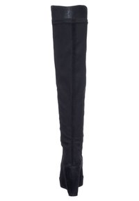 Botas negras por encima de la rodilla hechas de un tejido elástico con acabado mate. Cuentan con un tacón alto y un diseño limpio y estilizado.
