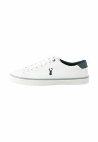 Witte canvas sneaker met een marineblauwe hielaccent en een hertenlogo aan de zijkant. Bevat ronde veters en een rubberen zool.