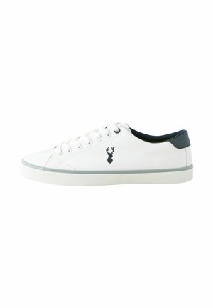 Witte canvas sneaker met een marineblauwe hielaccent en een hertenlogo aan de zijkant. Bevat ronde veters en een rubberen zool.