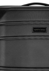 Borsa da viaggio nera con texture e motivo in rilievo, dotata di manico superiore e di una prominente placca rettangolare con logo. Presenta scomparti con zip.