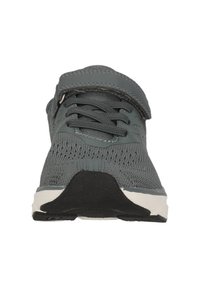 Grå strikket atletiksko med et fleksibelt design, rund tå, snørebåndslukning og sort gummisål. Velcro-rem forbedrer pasformen.