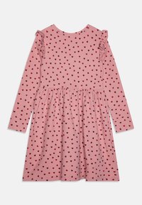 Różowa sukienka z długim rękawem z wzorem serduszek w ciemnoczerwonym kolorze. Akcenty falbanek na ramionach, zebrana talia i miękka tekstura materiału.