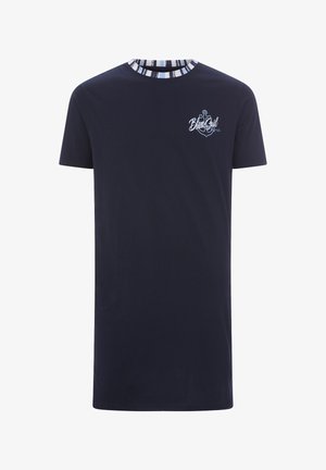 Marineblaue T-Shirt aus weichem Baumwollstoff mit einem gerippten, mehrfarbigen Halsausschnitt und einem weißen Ankerlogo auf der linken Brust.