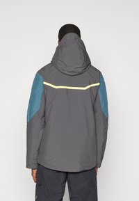 Casaco cinzento com capuz e com detalhes em azul água, apresentando uma faixa amarela nas costas e um design descontraído e isolado.